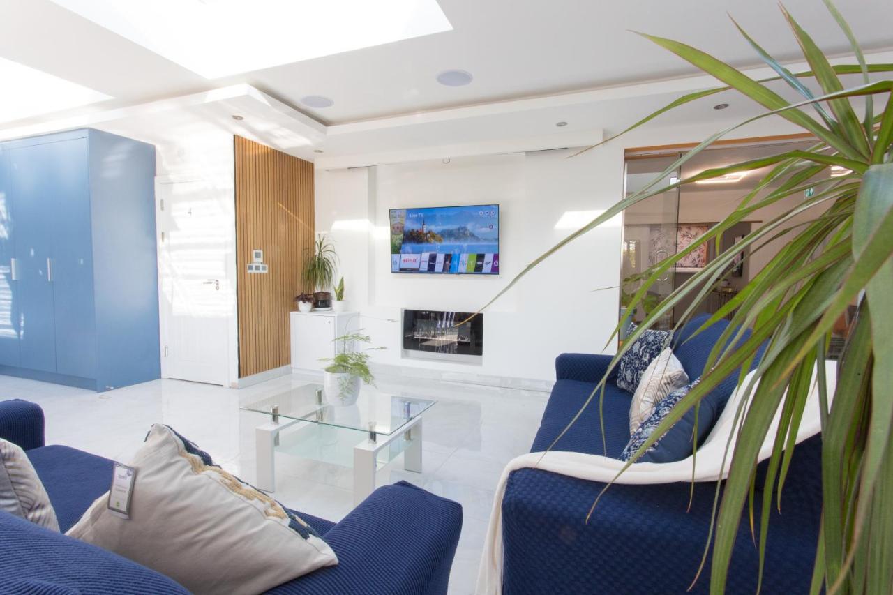 Legoland Heathrow Windsor Apartment Hotel Slough Exteriör bild